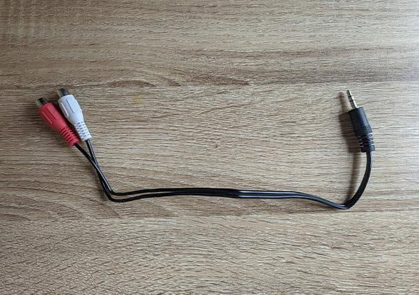 Cómo conectar altavoces con cable rojo y negro al televisor